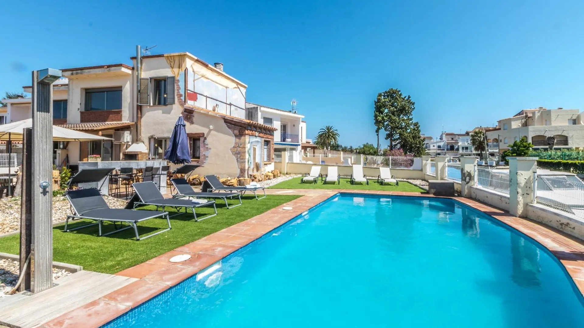 5 Habitaciones, 3 Banos, Piscina Privada, Amarre 15M Эмпуриабрава