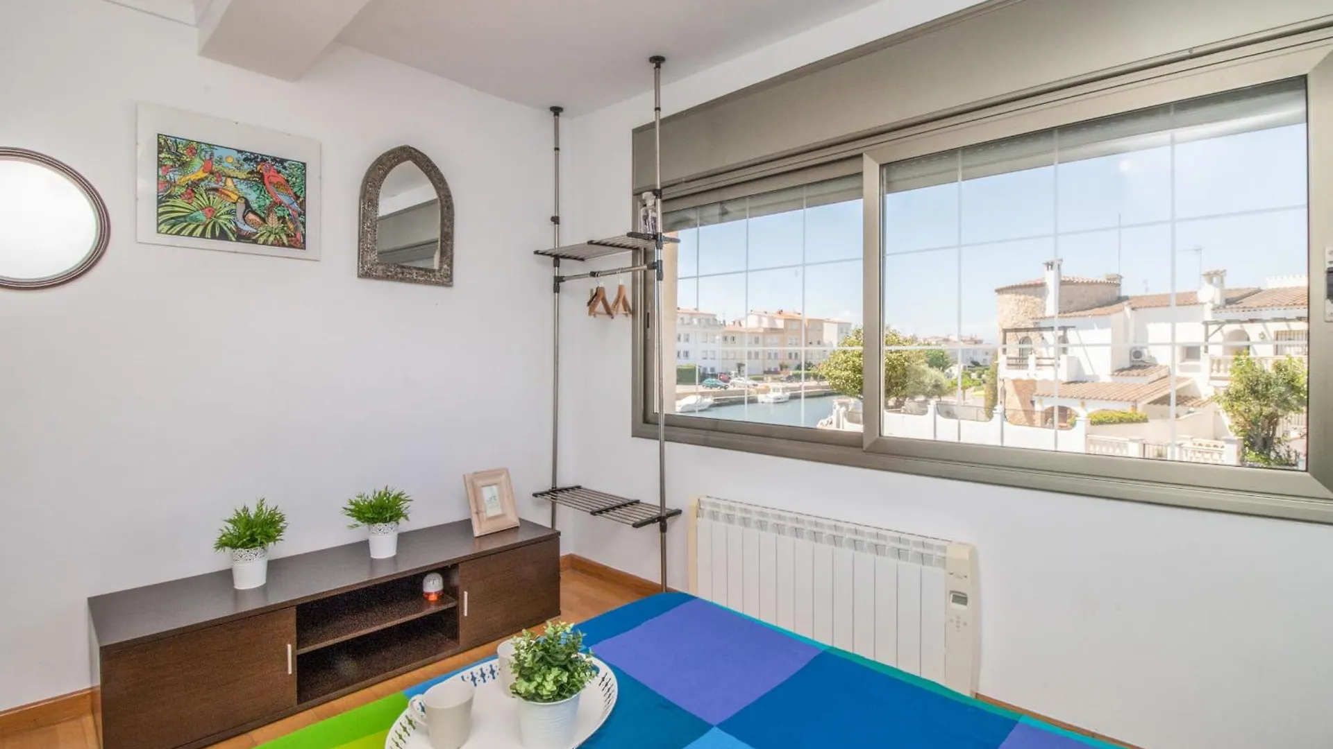 5 Habitaciones, 3 Banos, Piscina Privada, Amarre 15M Empuriabrava Holiday home