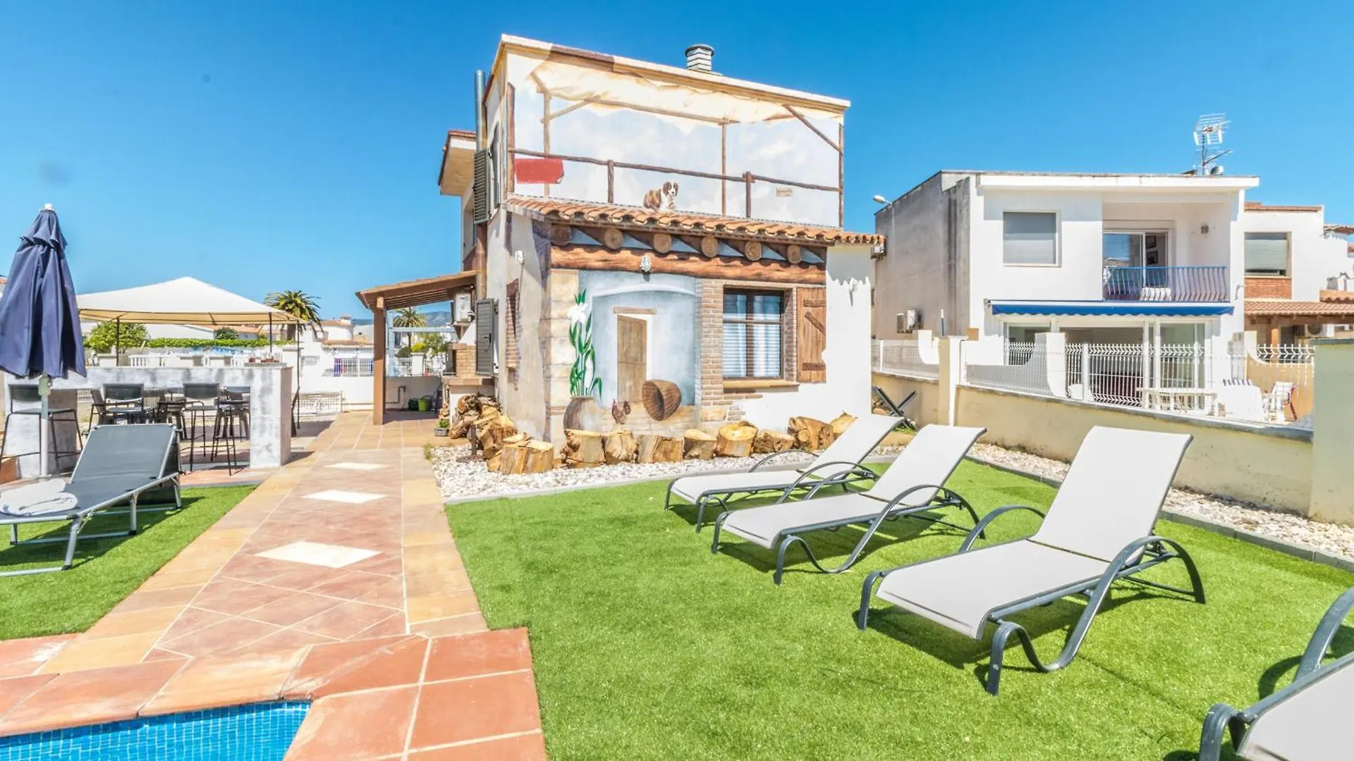 5 Habitaciones, 3 Banos, Piscina Privada, Amarre 15M Empuriabrava Holiday home