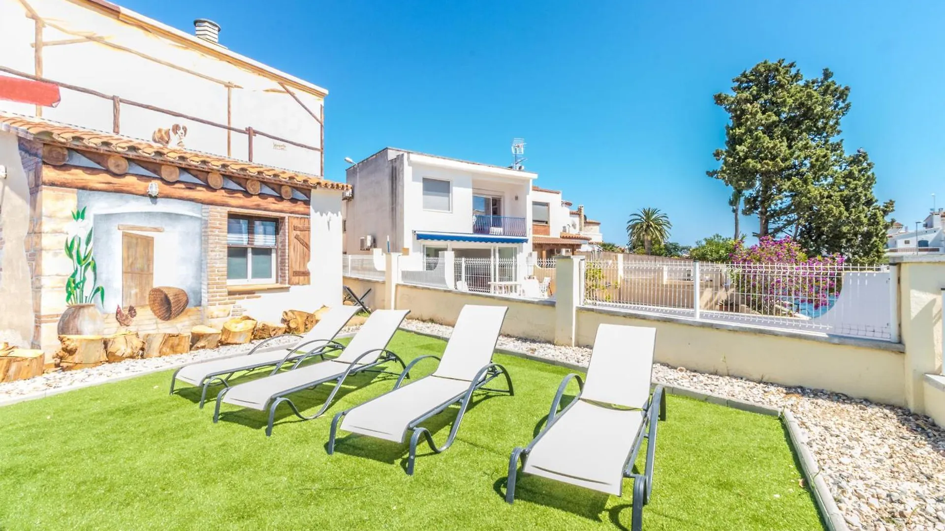 Holiday home 5 Habitaciones, 3 Banos, Piscina Privada, Amarre 15M Empuriabrava Spain