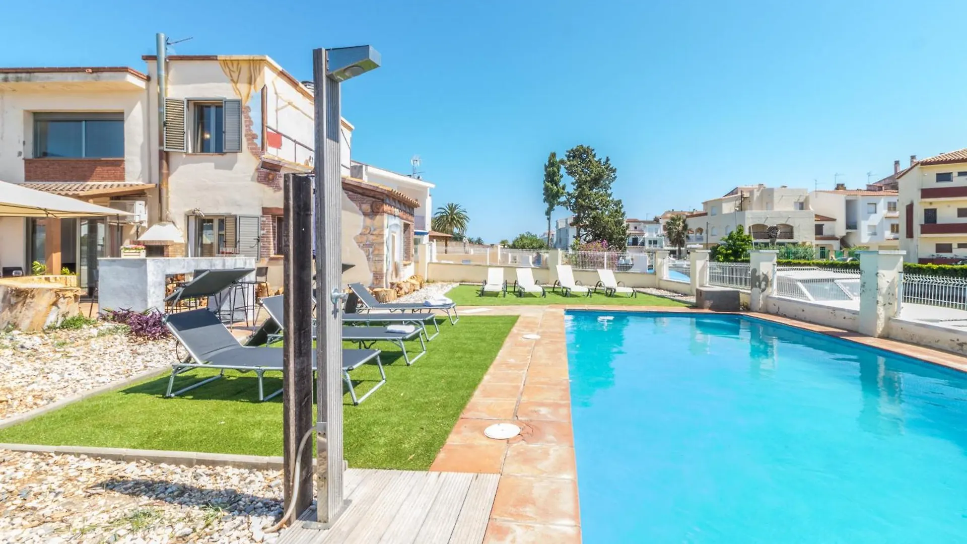 5 Habitaciones, 3 Banos, Piscina Privada, Amarre 15M Empuriabrava