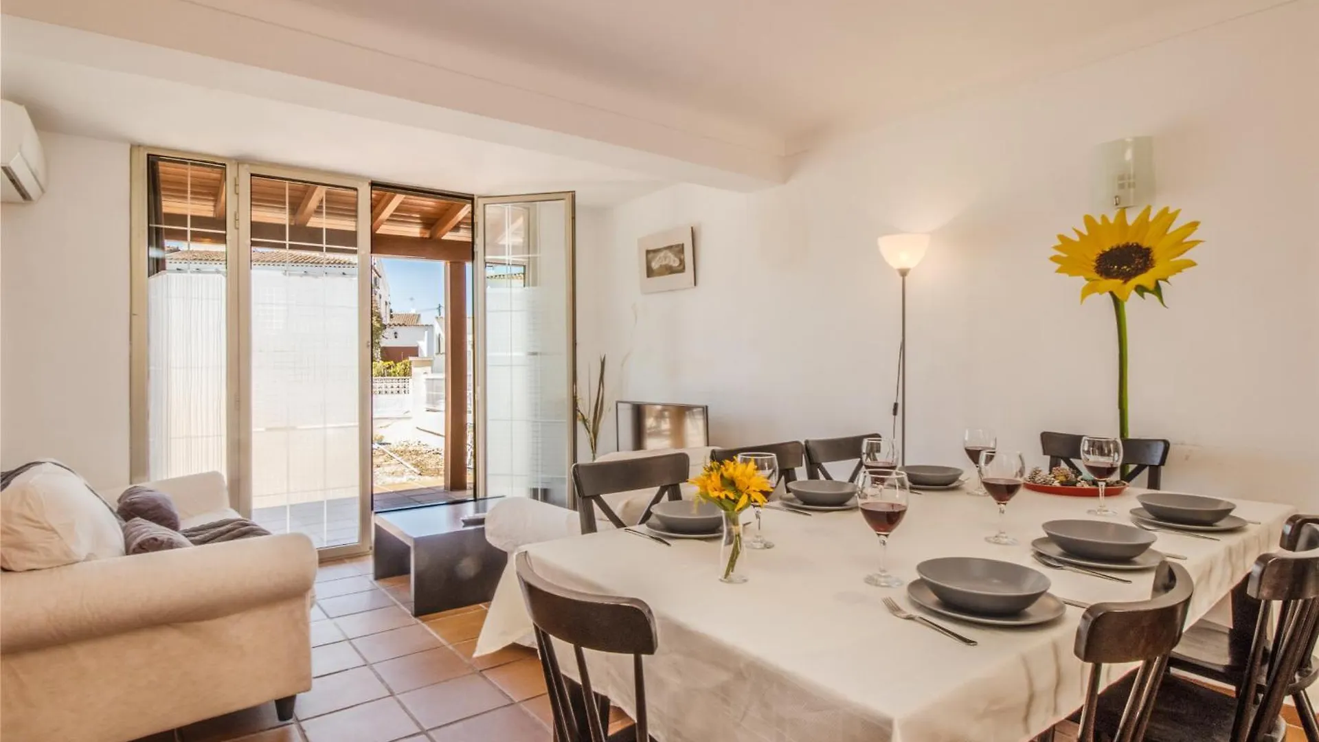 Holiday home 5 Habitaciones, 3 Banos, Piscina Privada, Amarre 15M Empuriabrava