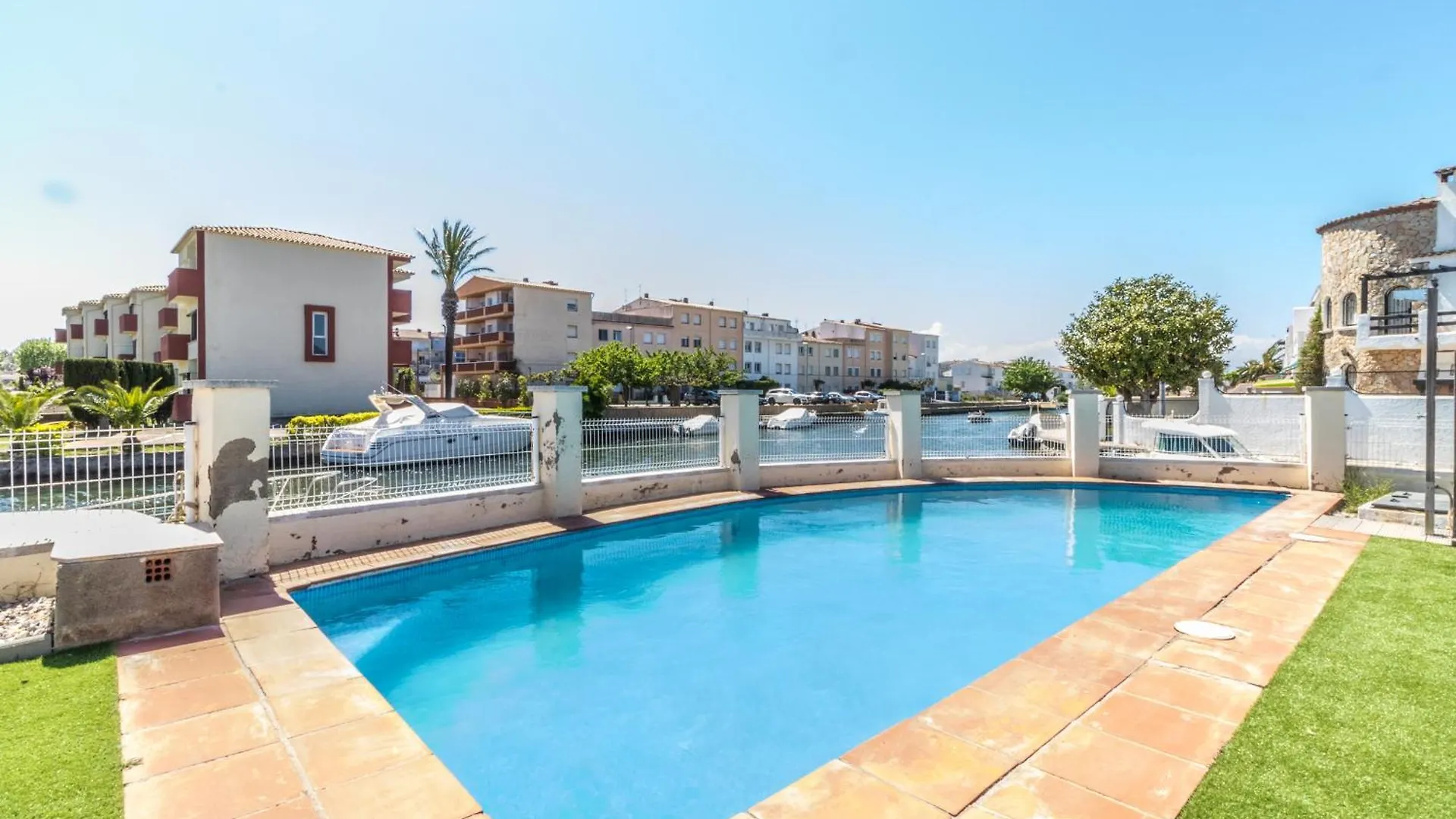 Holiday home 5 Habitaciones, 3 Banos, Piscina Privada, Amarre 15M Empuriabrava