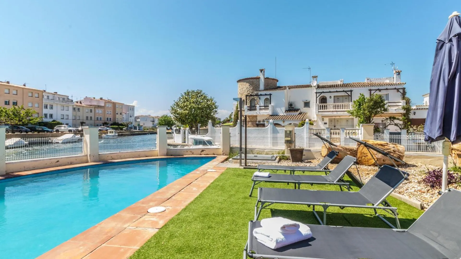 5 Habitaciones, 3 Banos, Piscina Privada, Amarre 15M Empuriabrava