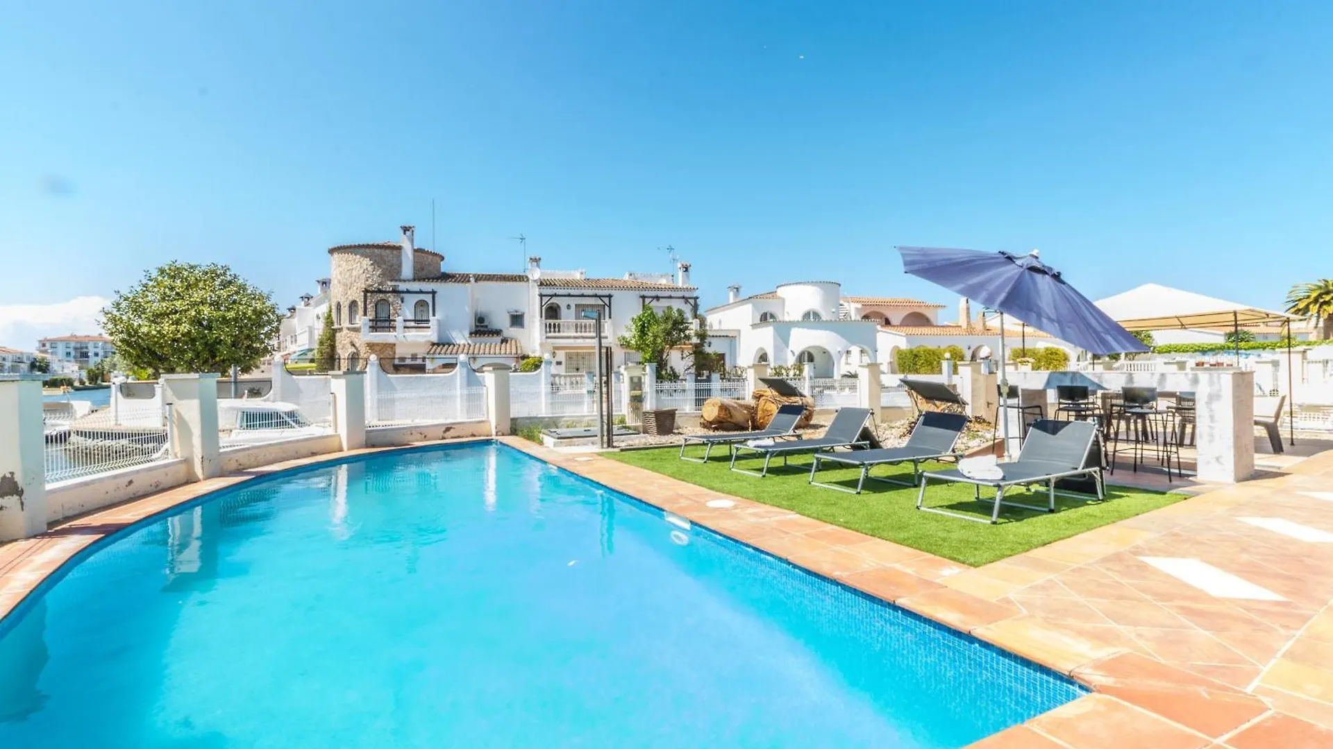 Holiday home 5 Habitaciones, 3 Banos, Piscina Privada, Amarre 15M Empuriabrava