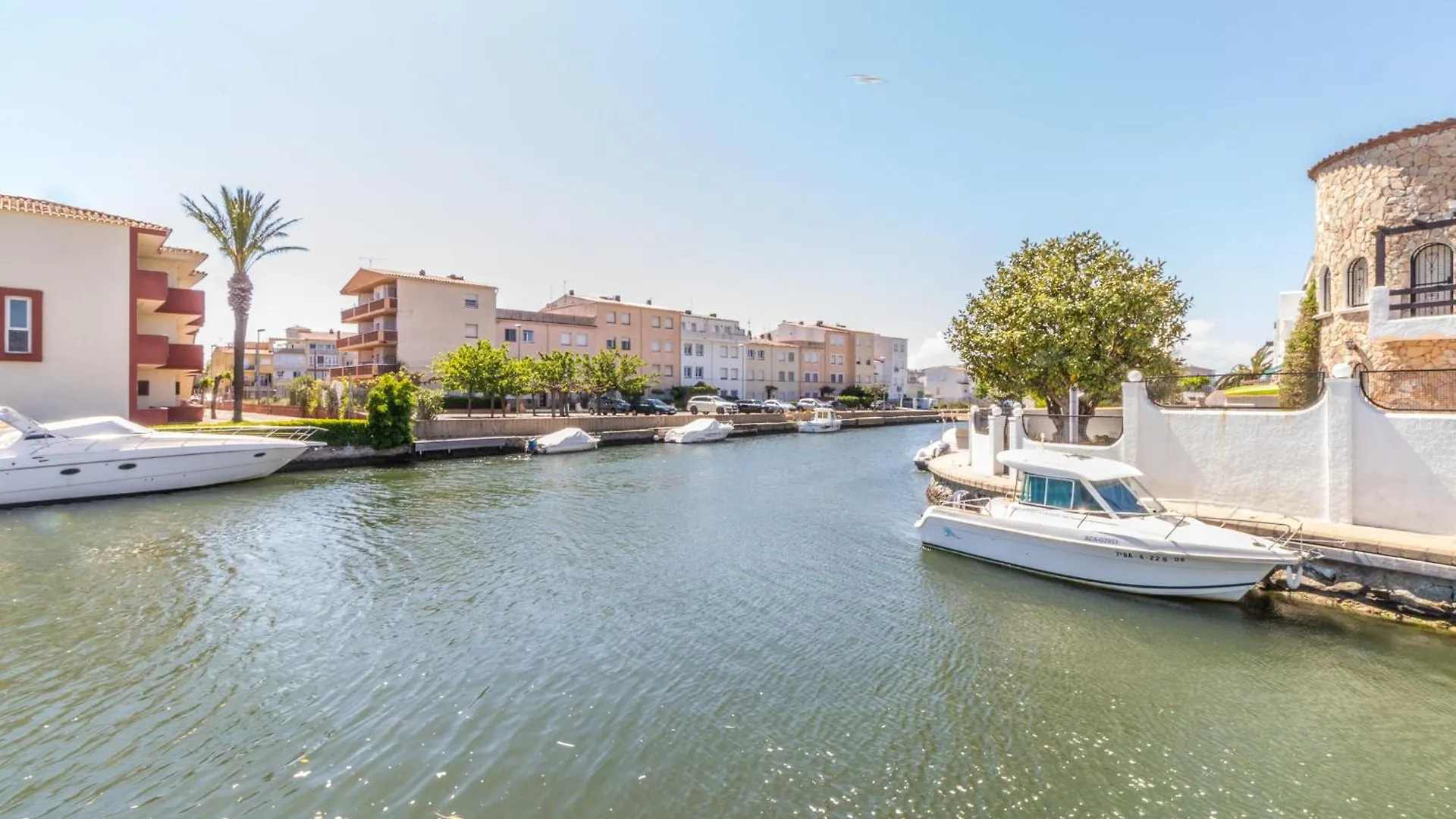 5 Habitaciones, 3 Banos, Piscina Privada, Amarre 15M Empuriabrava Spain