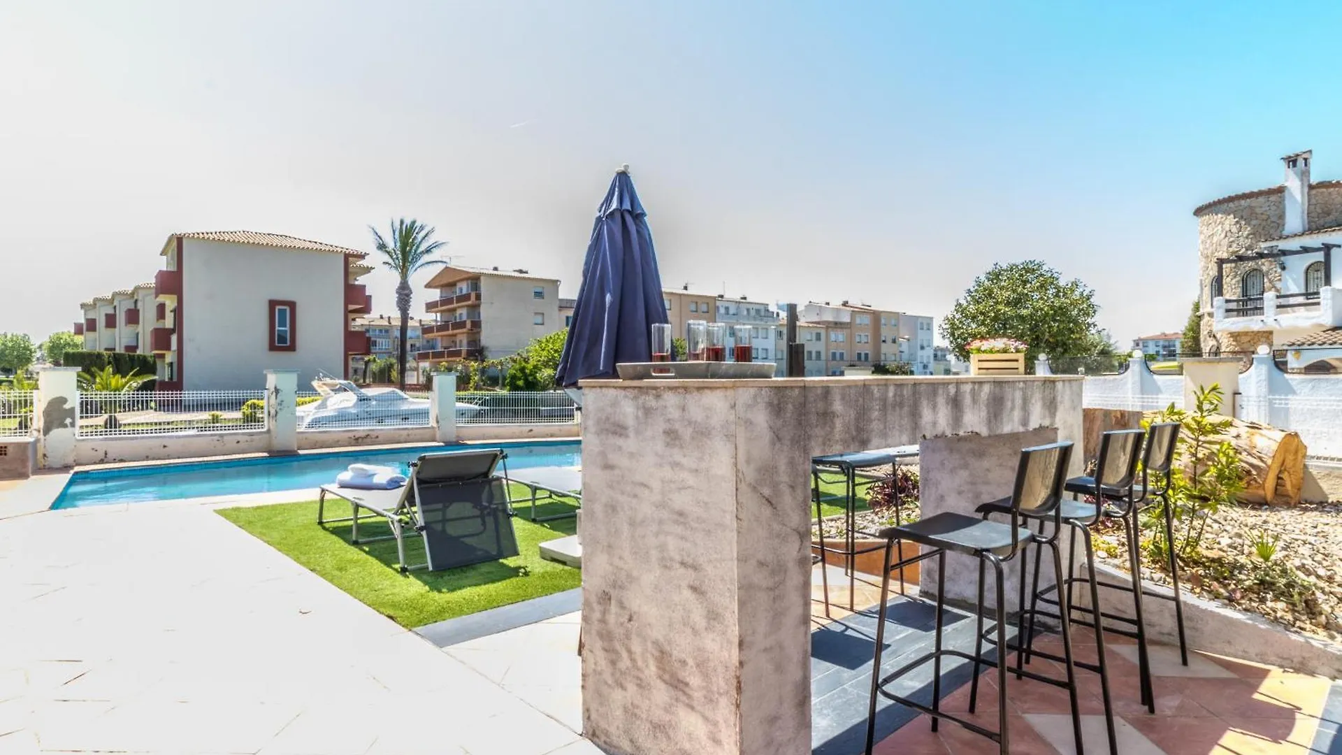 Holiday home 5 Habitaciones, 3 Banos, Piscina Privada, Amarre 15M Empuriabrava Spain