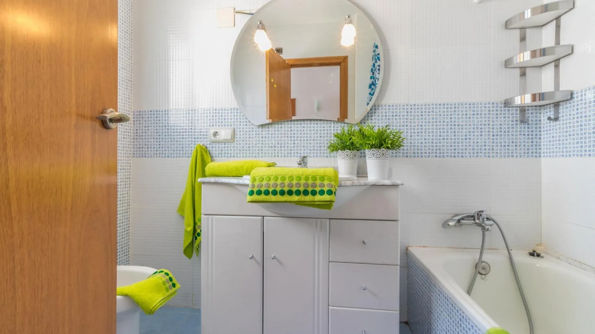 5 Habitaciones, 3 Banos, Piscina Privada, Amarre 15M Empuriabrava Spain