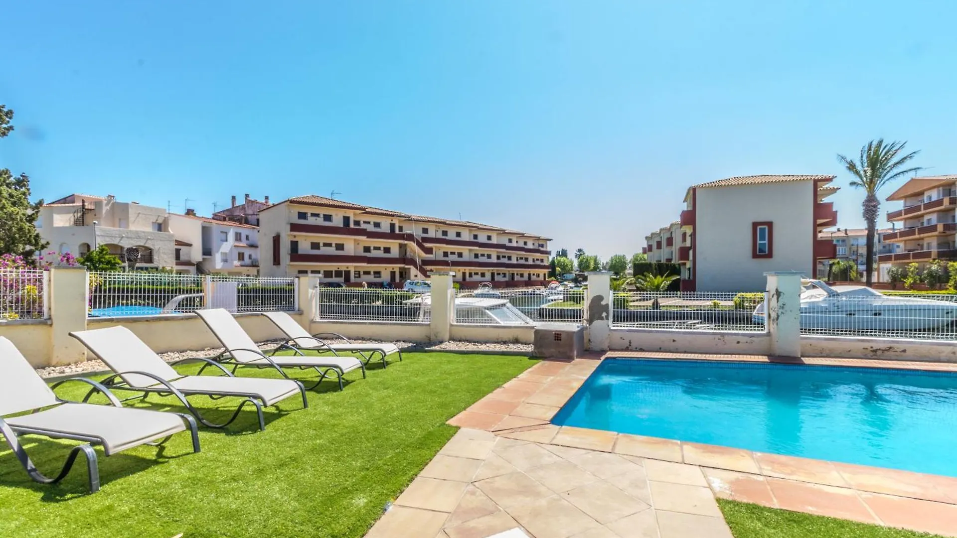 Holiday home 5 Habitaciones, 3 Banos, Piscina Privada, Amarre 15M Empuriabrava